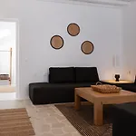 Mykonian Style W Shared Pool & Nighttime Security Guard アパート