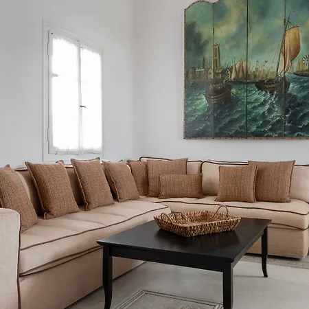 Mykonian Style W Shared Pool & Nighttime Security Guard Apartment *