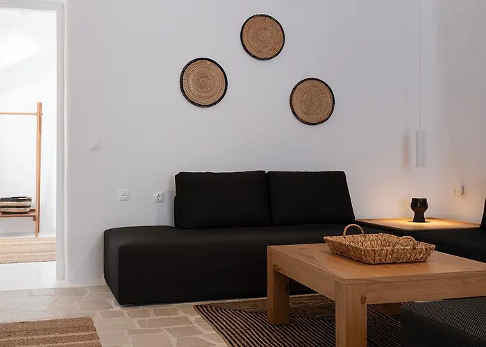 Mykonian Style W Shared Pool & Nighttime Security Guard Apartment