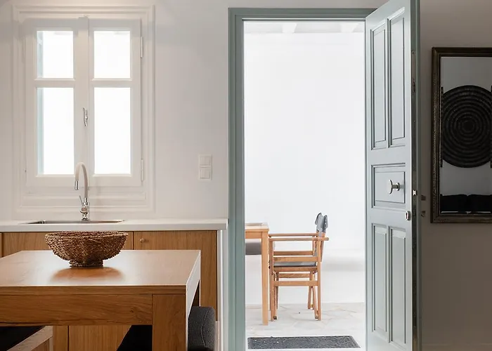 Mykonian Style W Shared Pool & Nighttime Security Guard Apartment *