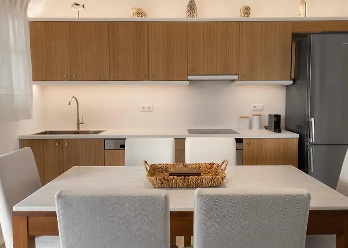 Mykonian Style W Shared Pool & Nighttime Security Guard Apartment *